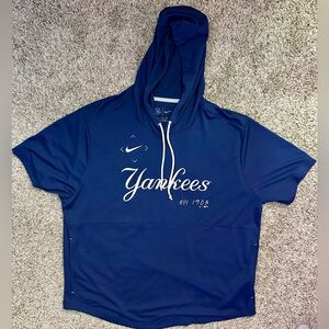 Slightly Worn Men’s Nike New York Yankees Short Sleeve Hoodie Size XL